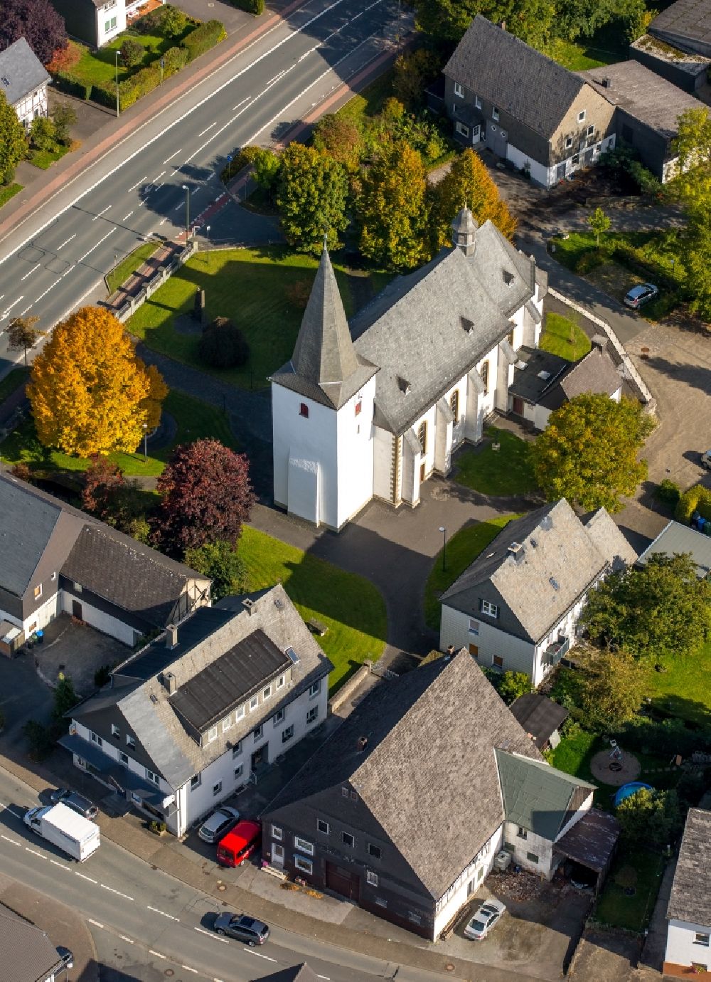Luftaufnahme Altenbüren - Kirchengebäude der St. Johannes Baptis in Altenbüren im Bundesland Nordrhein-Westfalen
