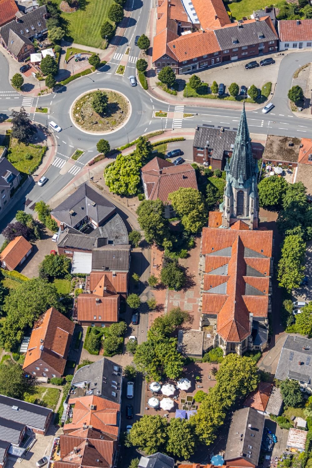 Luftaufnahme Altenberge - Kirchengebäude St. Johannes Baptist in Altenberge im Bundesland Nordrhein-Westfalen, Deutschland
