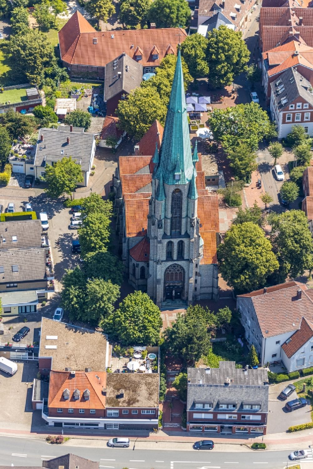 Altenberge von oben - Kirchengebäude St. Johannes Baptist in Altenberge im Bundesland Nordrhein-Westfalen, Deutschland