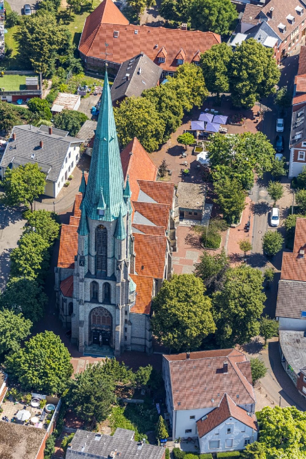 Altenberge aus der Vogelperspektive: Kirchengebäude St. Johannes Baptist in Altenberge im Bundesland Nordrhein-Westfalen, Deutschland