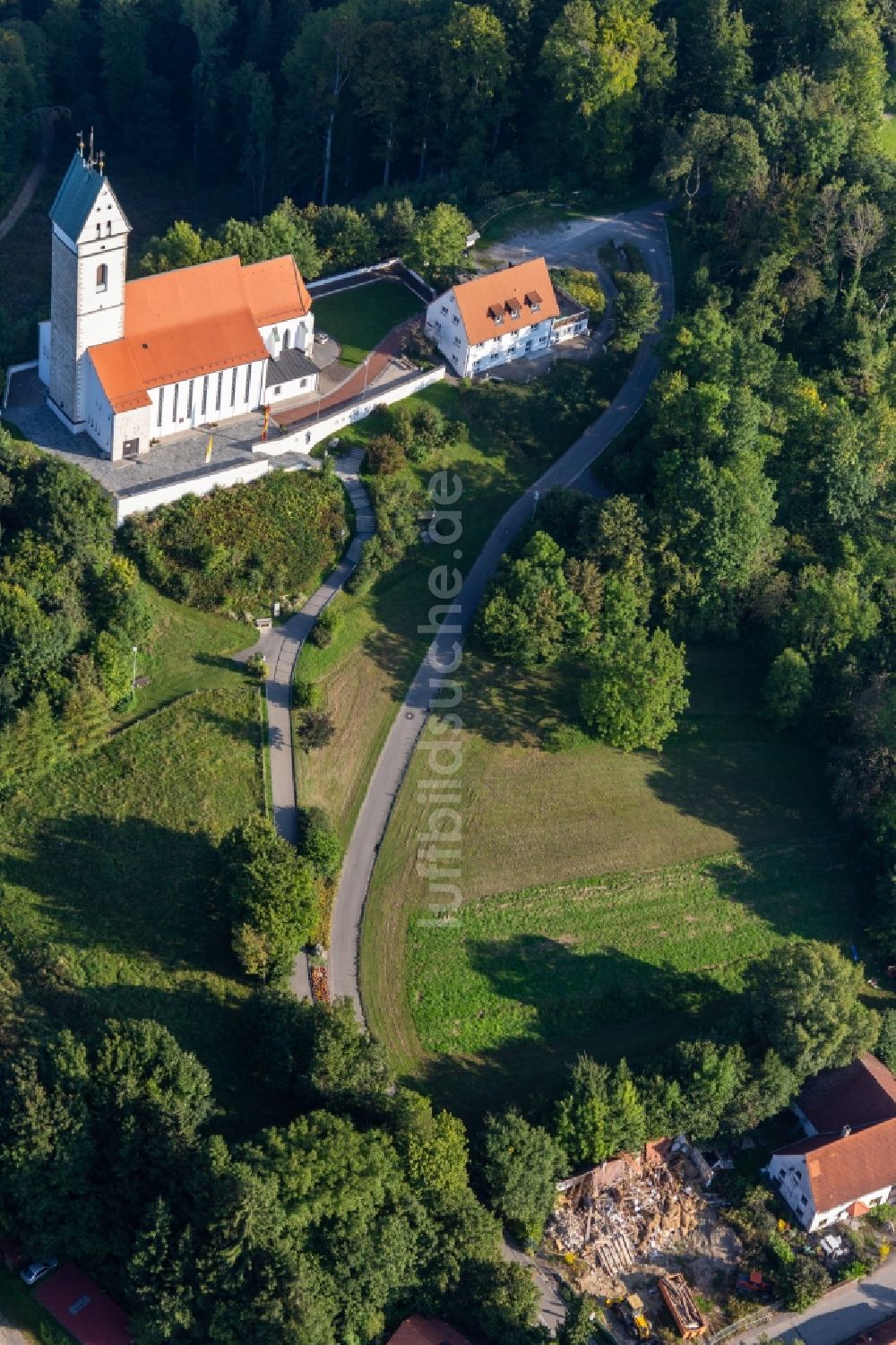 Uttenweiler aus der Vogelperspektive: Kirchengebäude der St. Johannes Baptist - Bussenkirche in Uttenweiler im Bundesland Baden-Württemberg