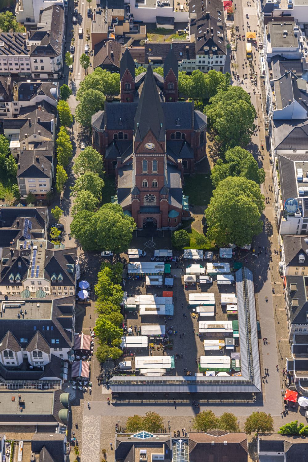 Luftbild Arnsberg - Kirchengebäude der St. Johannes-Baptist Neheim (Sauerländer Dom) in Arnsberg im Bundesland Nordrhein-Westfalen, Deutschland
