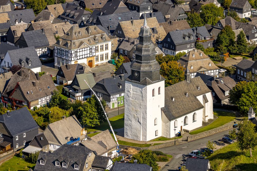 Eversberg von oben - Kirchengebäude St.-Johannes-Evangelist-Kirche in Eversberg im Bundesland Nordrhein-Westfalen, Deutschland