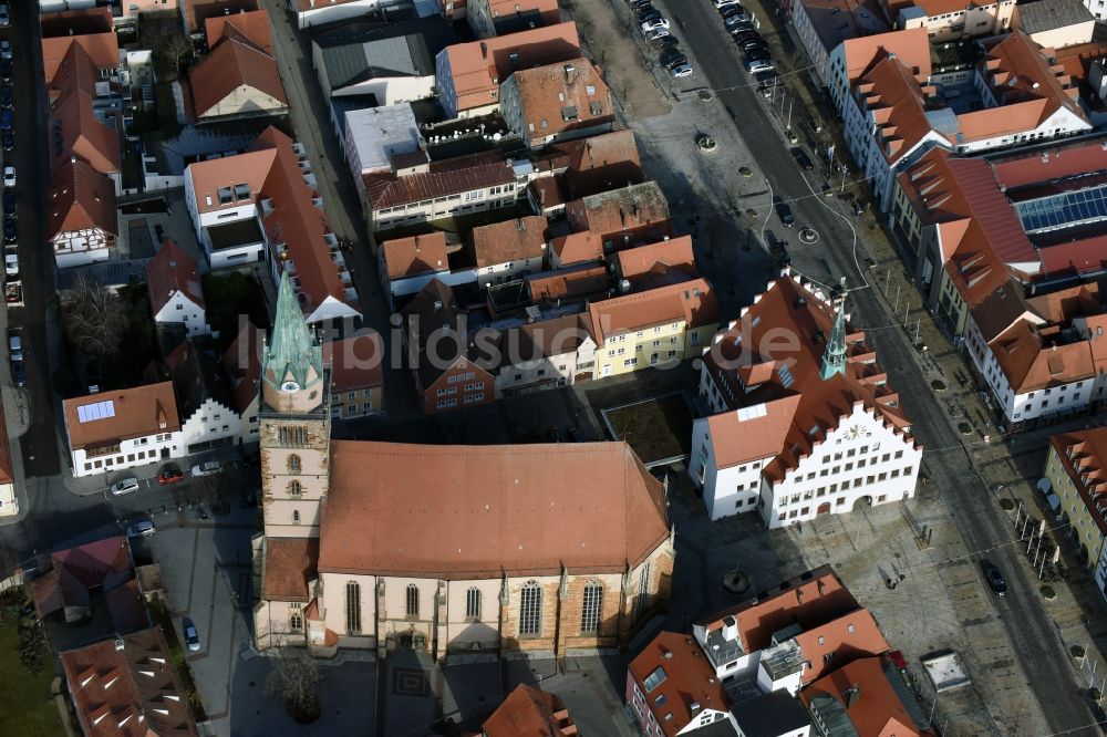 Luftaufnahme Neumarkt in der Oberpfalz - Kirchengebäude St. Johannes an der Hallertorstraße im Altstadt- Zentrum in Neumarkt in der Oberpfalz im Bundesland Bayern