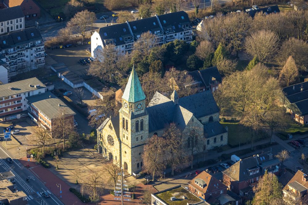 Kirchhellen aus der Vogelperspektive: Kirchengebäude St. Johannes der Täufer in Kirchhellen im Bundesland Nordrhein-Westfalen, Deutschland