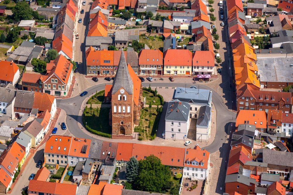 Neukalen von oben - Kirchengebäude der Johanneskirche im Altstadt- Zentrum in Neukalen im Bundesland Mecklenburg-Vorpommern