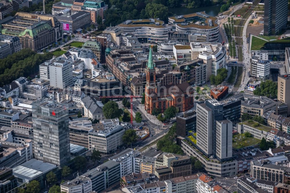 Luftaufnahme Düsseldorf - Kirchengebäude Johanneskirche am Martin-Luther-Platz in Düsseldorf im Bundesland Nordrhein-Westfalen, Deutschland
