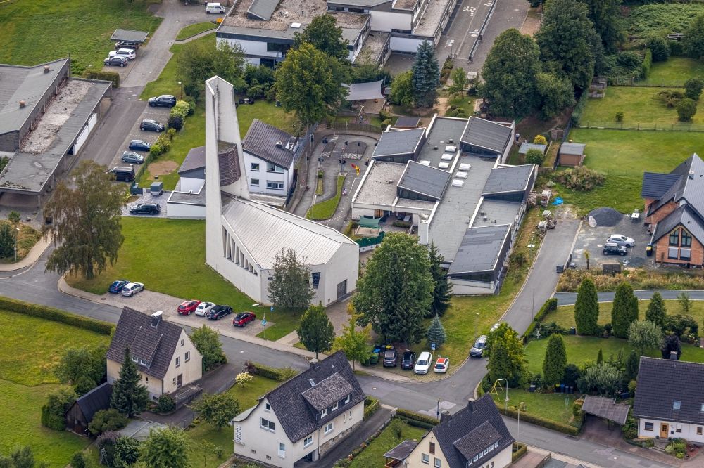 Meschede von oben - Kirchengebäude der Johanneskirche in Meschede im Bundesland Nordrhein-Westfalen, Deutschland