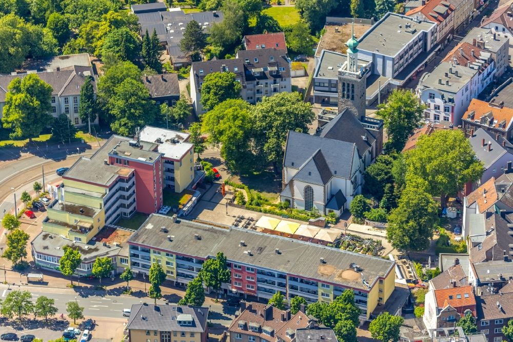 Luftaufnahme Herne - Kirchengebäude der Johanneskirche im Ortsteil Wanne-Eickel in Herne im Bundesland Nordrhein-Westfalen, Deutschland