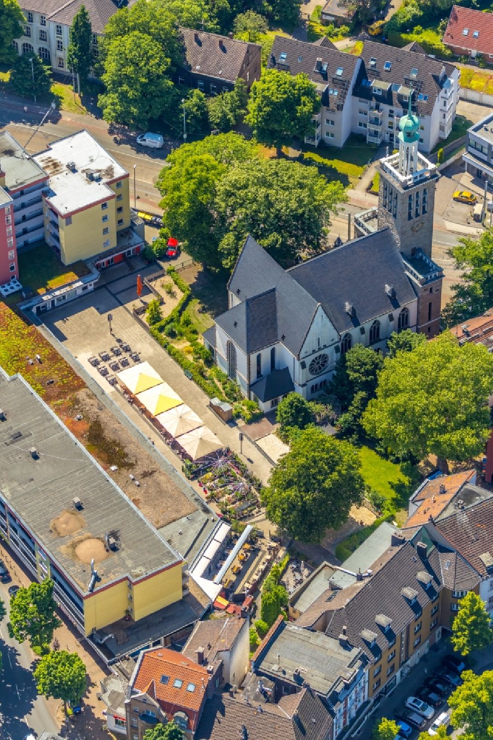 Herne von oben - Kirchengebäude der Johanneskirche im Ortsteil Wanne-Eickel in Herne im Bundesland Nordrhein-Westfalen, Deutschland