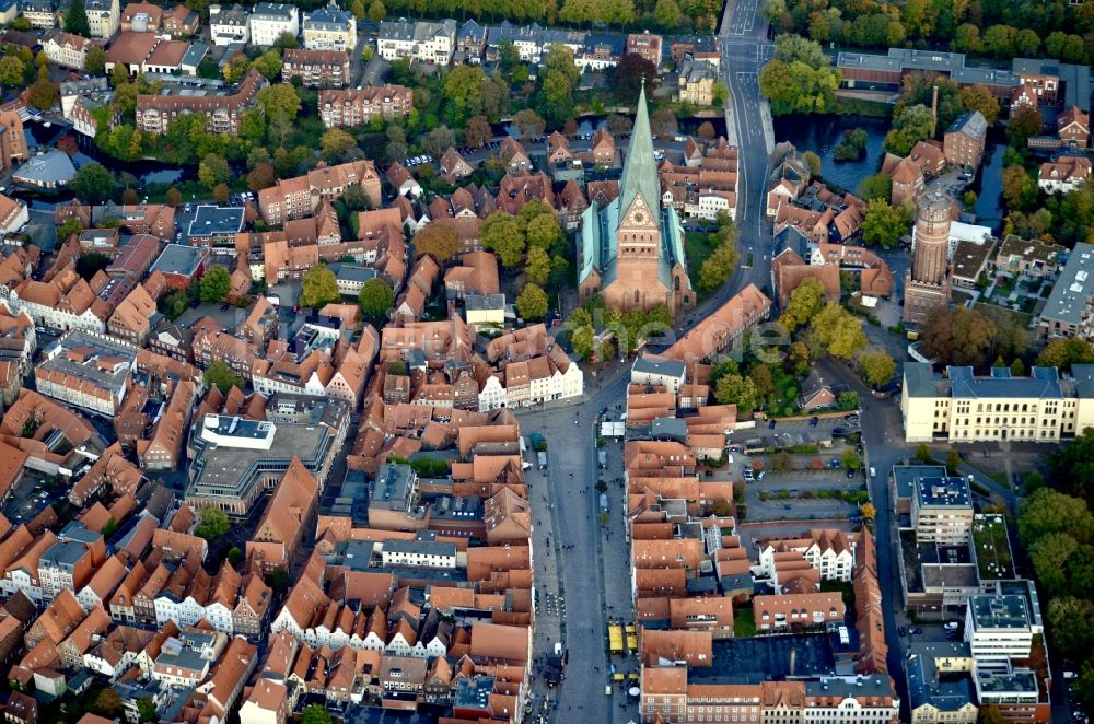 Lüneburg aus der Vogelperspektive: Kirchengebäude St. Johannis im Altstadt- Zentrum in Lüneburg im Bundesland Niedersachsen, Deutschland