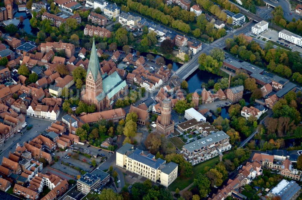Luftbild Lüneburg - Kirchengebäude St. Johannis im Altstadt- Zentrum in Lüneburg im Bundesland Niedersachsen, Deutschland