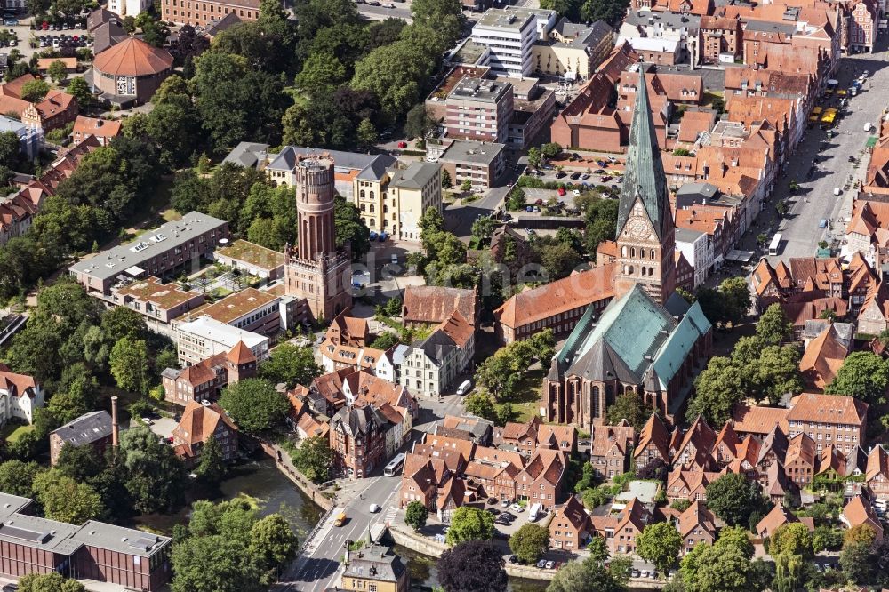 Lüneburg aus der Vogelperspektive: Kirchengebäude der St. Johanniskirche im Altstadt- Zentrum in Lüneburg im Bundesland Niedersachsen, Deutschland