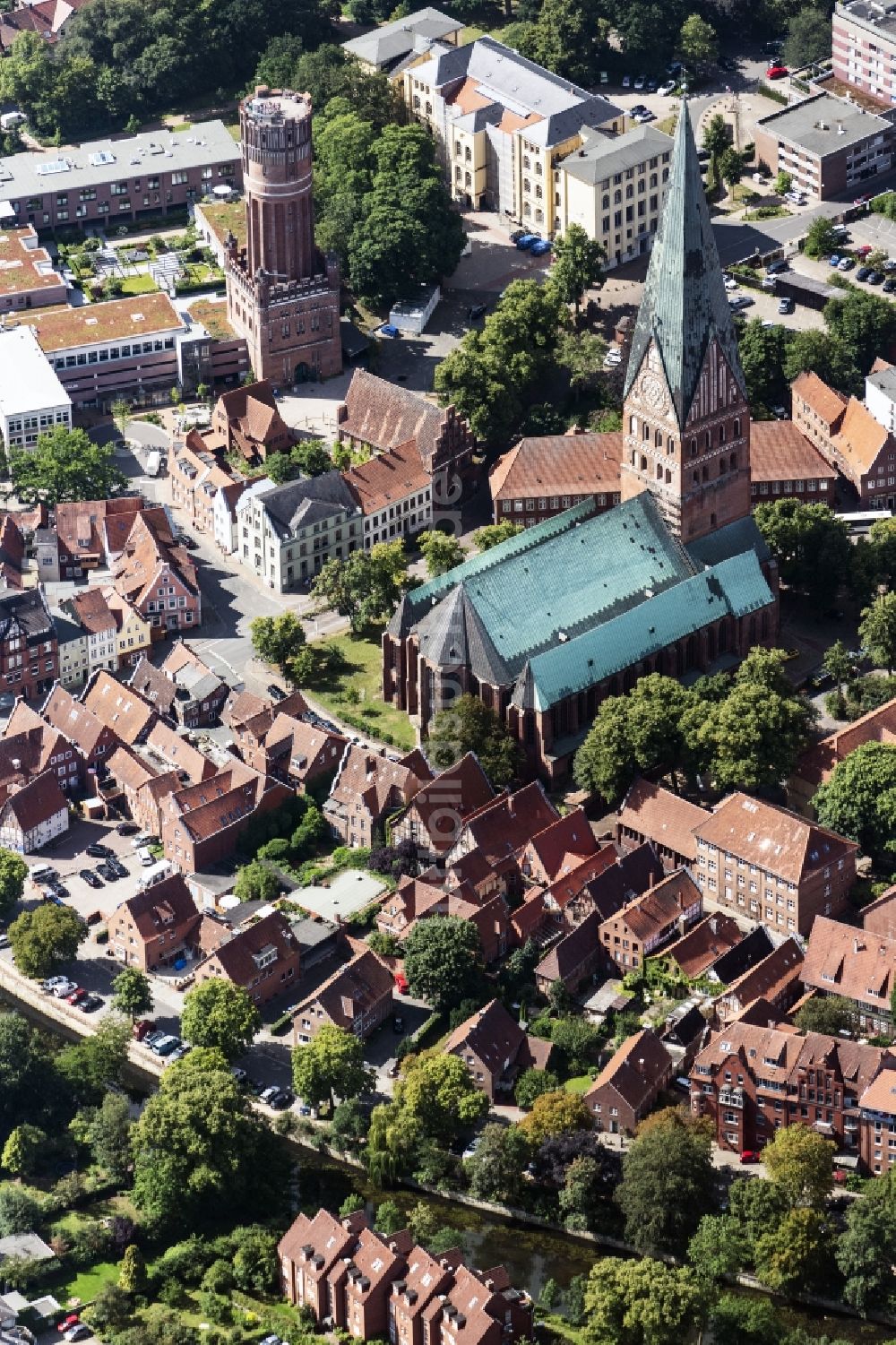 Luftbild Lüneburg - Kirchengebäude der St. Johanniskirche im Altstadt- Zentrum in Lüneburg im Bundesland Niedersachsen, Deutschland