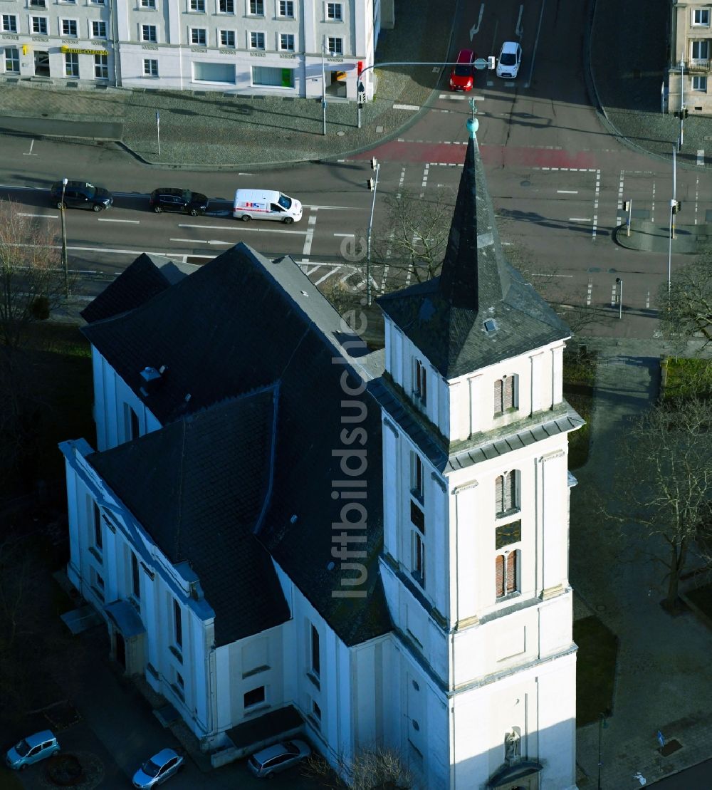 Dessau von oben - Kirchengebäude der Johanniskirche in Dessau im Bundesland Sachsen-Anhalt, Deutschland
