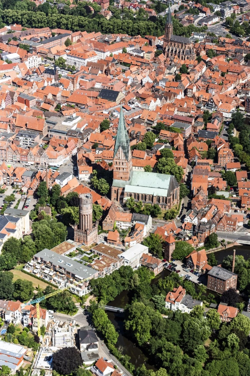 Lüneburg aus der Vogelperspektive: Kirchengebäude der St. Johanniskirche in Lüneburg im Bundesland Niedersachsen, Deutschland