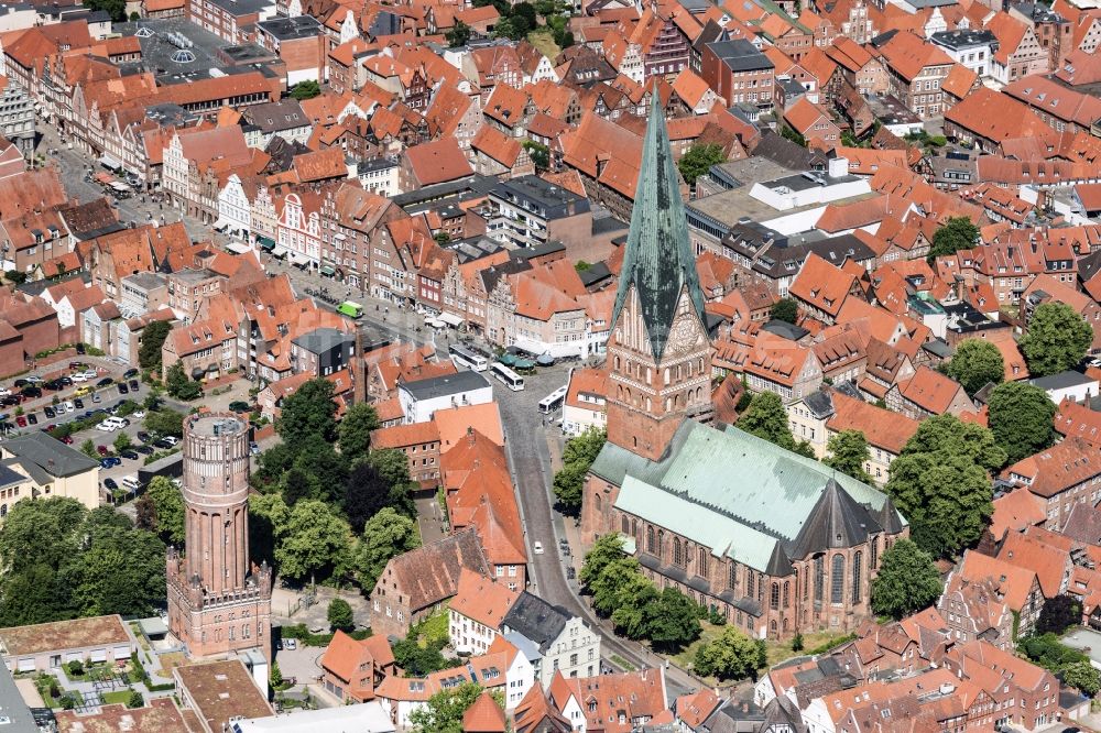 Luftbild Lüneburg - Kirchengebäude der St. Johanniskirche in Lüneburg im Bundesland Niedersachsen, Deutschland