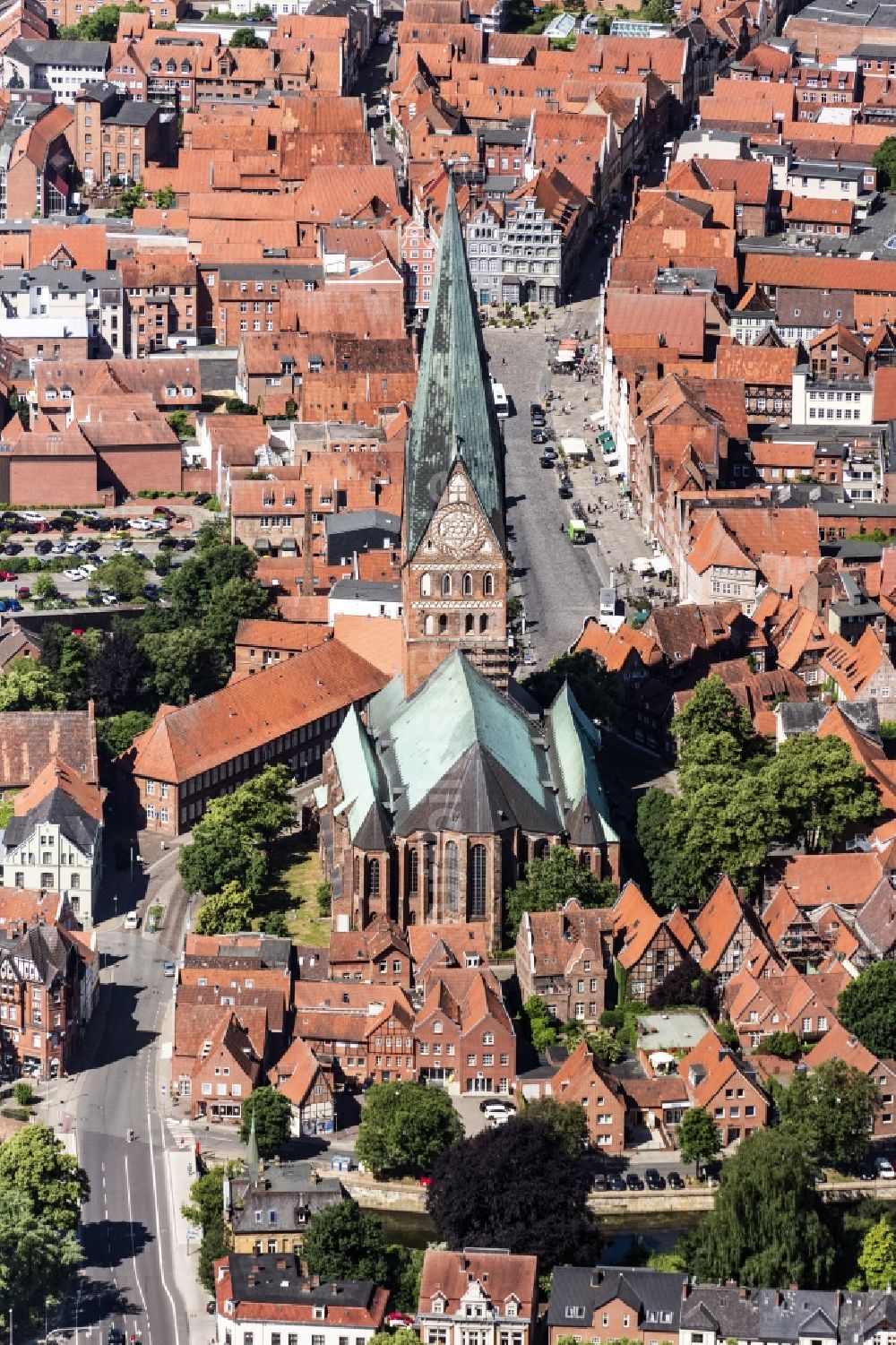 Luftaufnahme Lüneburg - Kirchengebäude der St. Johanniskirche in Lüneburg im Bundesland Niedersachsen, Deutschland