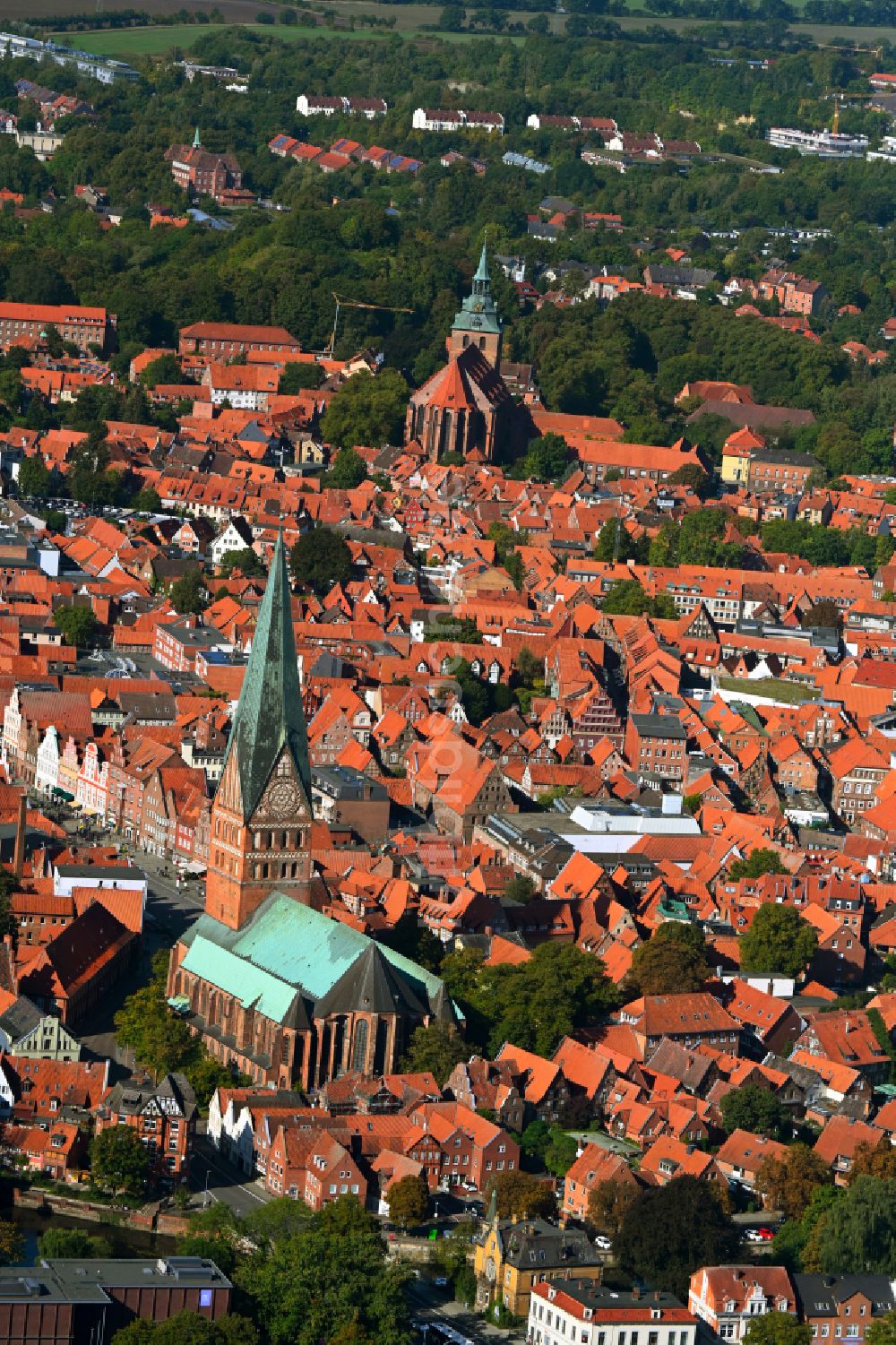 Lüneburg von oben - Kirchengebäude der St. Johanniskirche in Lüneburg im Bundesland Niedersachsen, Deutschland
