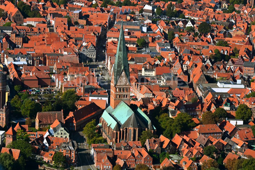 Lüneburg aus der Vogelperspektive: Kirchengebäude der St. Johanniskirche in Lüneburg im Bundesland Niedersachsen, Deutschland