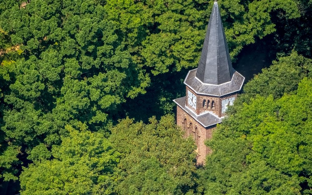 Luftbild Neukirchen-Vluyn - Kirchengebäude der Johanniskirche zu Rayen in Neukirchen-Vluyn im Bundesland Nordrhein-Westfalen, Deutschland
