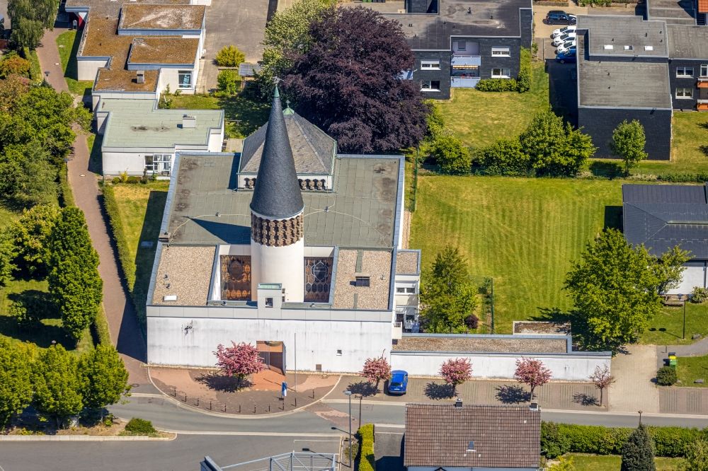 Kierspe von oben - Kirchengebäude St. Josef am Glockenweg in Kierspe im Bundesland Nordrhein-Westfalen, Deutschland