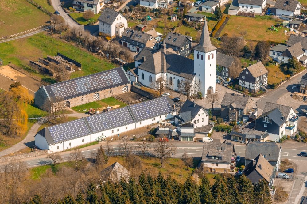 Bestwig aus der Vogelperspektive: Kirchengebäude der St. Joseph Kirche Ostwig in Bestwig im Bundesland Nordrhein-Westfalen, Deutschland