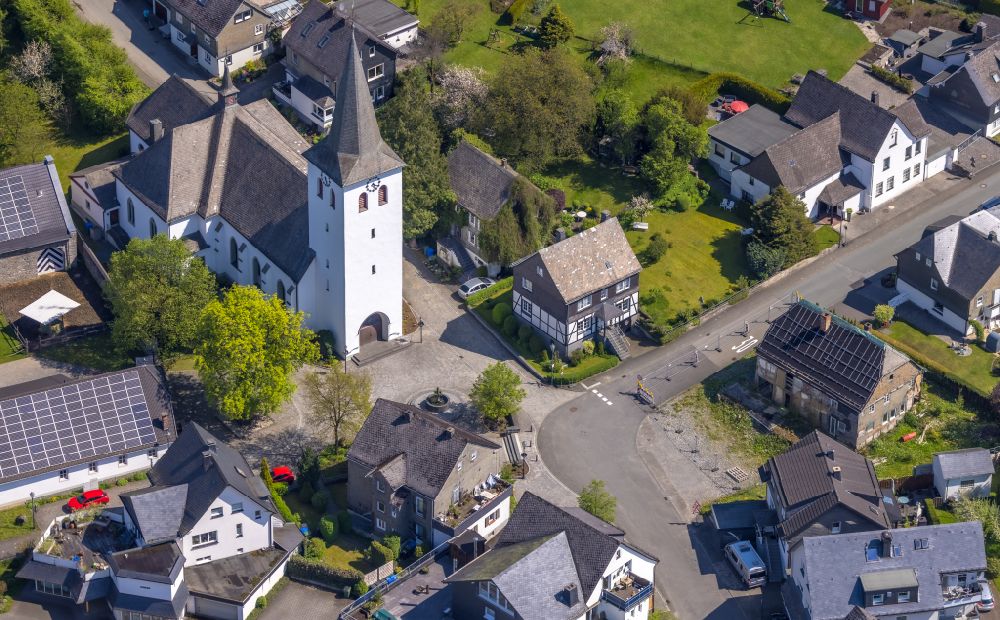 Luftaufnahme Bestwig - Kirchengebäude der St. Joseph Kirche Ostwig in Bestwig im Bundesland Nordrhein-Westfalen, Deutschland