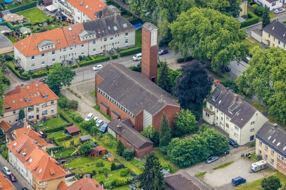 Luftbild Duisburg - Kirchengebäude am Kalkweg - Heimweg in Duisburg im Bundesland Nordrhein-Westfalen, Deutschland