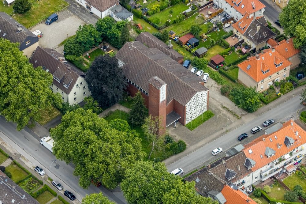 Duisburg von oben - Kirchengebäude am Kalkweg - Heimweg in Duisburg im Bundesland Nordrhein-Westfalen, Deutschland