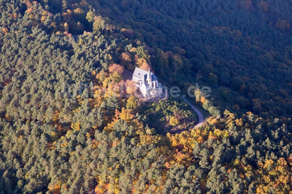 Burrweiler von oben - Kirchengebäude der Kapelle in Burrweiler im Bundesland Rheinland-Pfalz, Deutschland