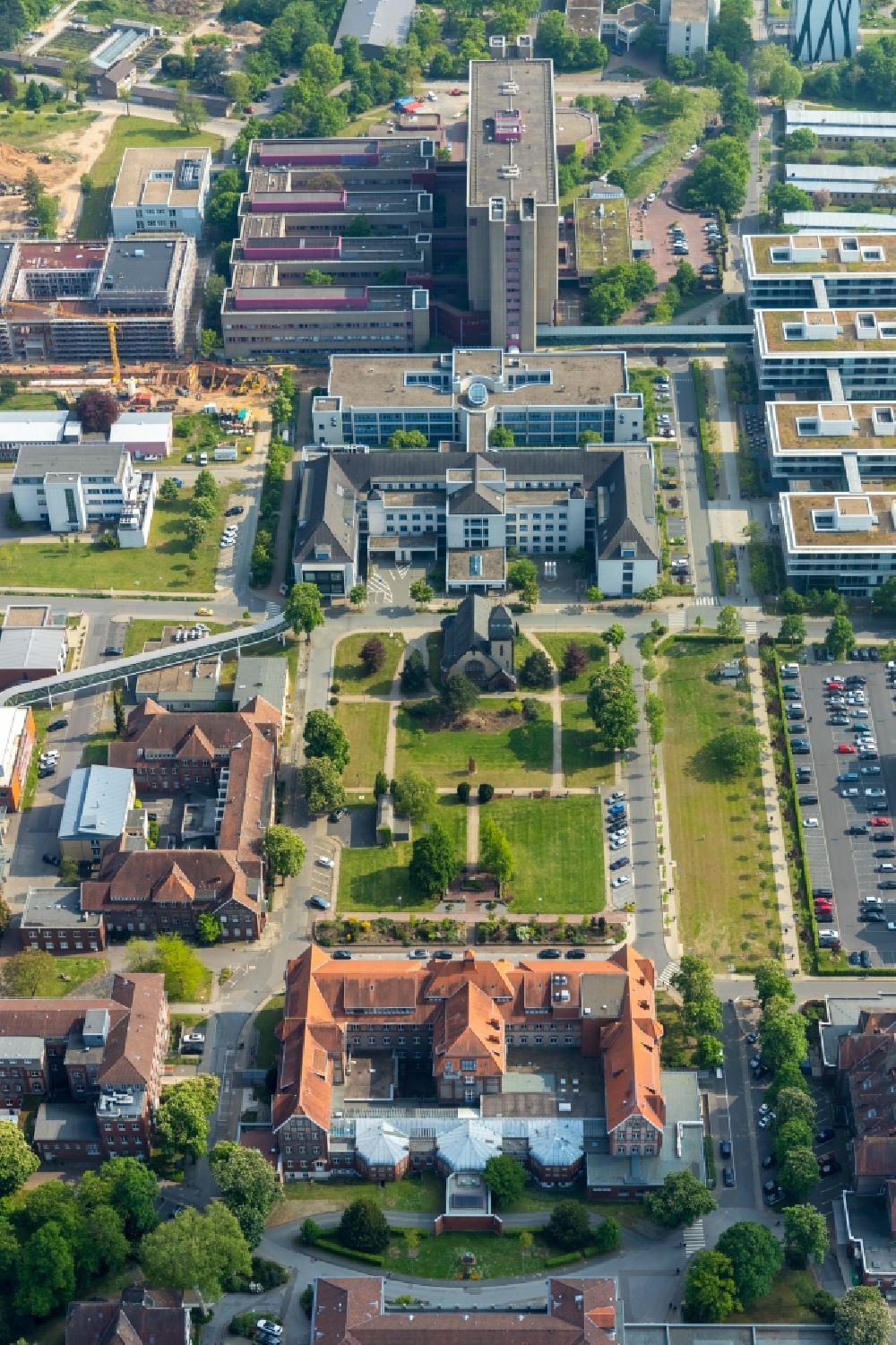 Luftaufnahme Düsseldorf - Kirchengebäude der Kapelle in Düsseldorf im Bundesland Nordrhein-Westfalen, Deutschland