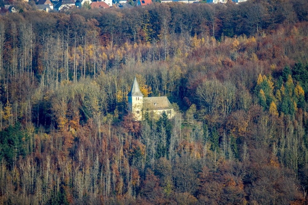 Ense von oben - Kirchengebäude der Kapelle in Ense im Bundesland Nordrhein-Westfalen, Deutschland