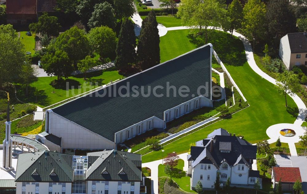 Friedrichsdorf aus der Vogelperspektive: Kirchengebäude der Kapelle in Friedrichsdorf im Bundesland Hessen, Deutschland