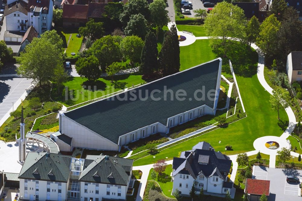 Friedrichsdorf aus der Vogelperspektive: Kirchengebäude der Kapelle in Friedrichsdorf im Bundesland Hessen, Deutschland