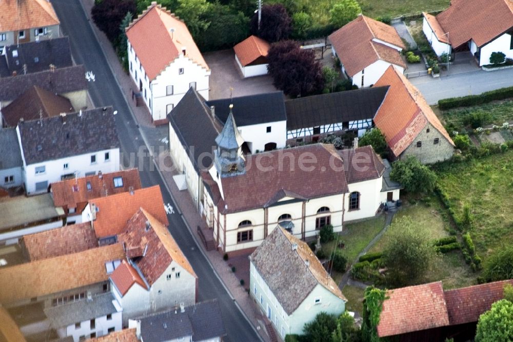 Herxheimweyher aus der Vogelperspektive: Kirchengebäude der Kapelle in Herxheimweyher im Bundesland Rheinland-Pfalz