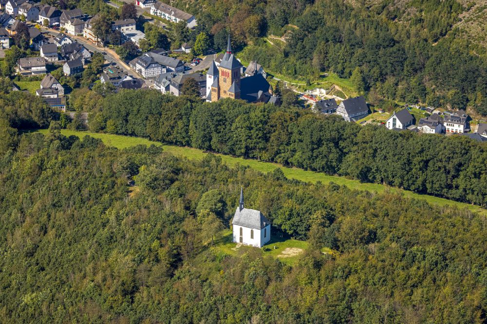 Luftbild Kirchhundem - Kirchengebäude der Kapelle in Kirchhundem im Bundesland Nordrhein-Westfalen, Deutschland