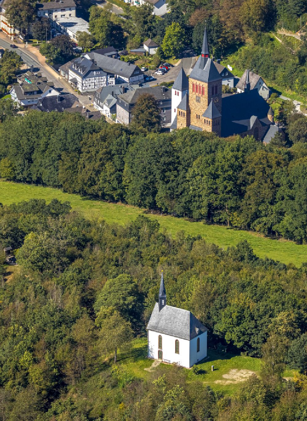 Luftaufnahme Kirchhundem - Kirchengebäude der Kapelle in Kirchhundem im Bundesland Nordrhein-Westfalen, Deutschland