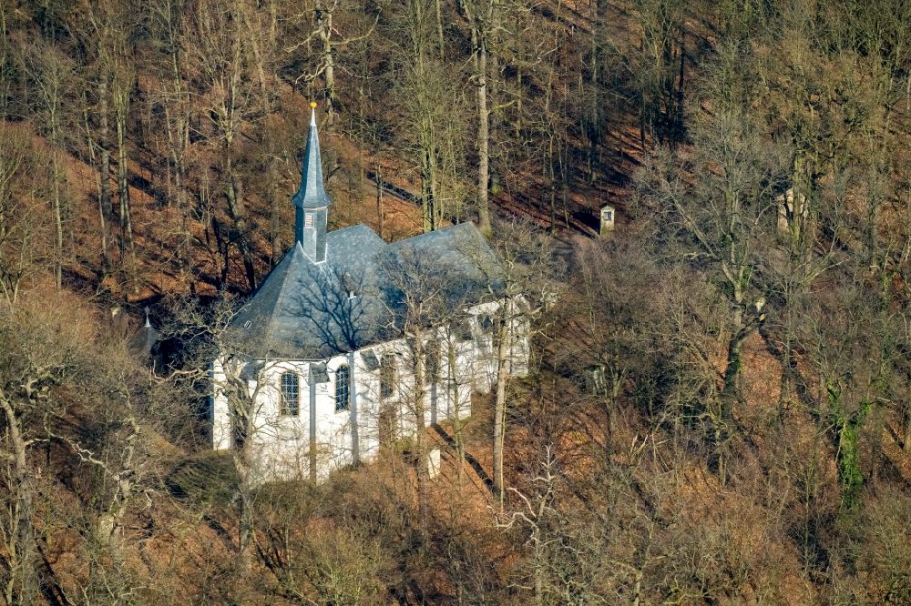 Menden (Sauerland) aus der Vogelperspektive: Kirchengebäude der Kapelle in Menden (Sauerland) im Bundesland Nordrhein-Westfalen
