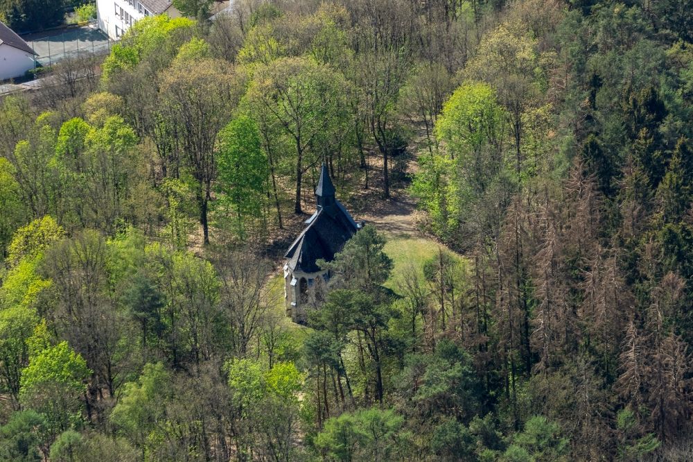 Netphen von oben - Kirchengebäude der Kapelle in Netphen im Bundesland Nordrhein-Westfalen, Deutschland