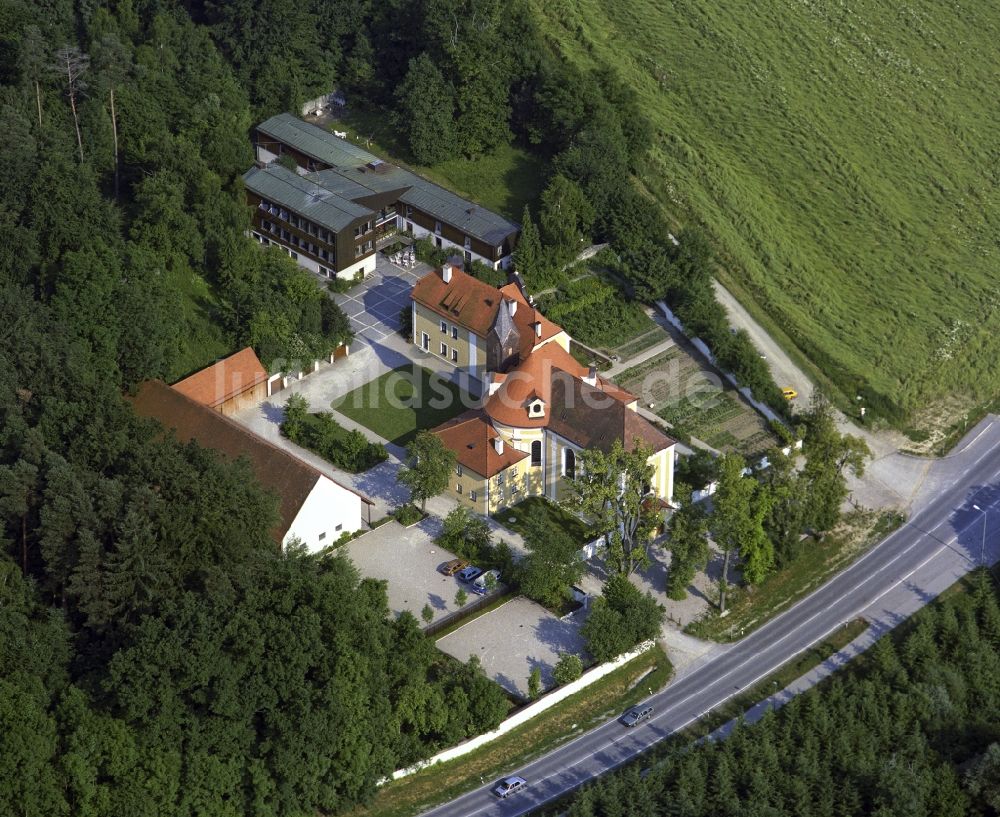Luftbild Freising - Kirchengebäude der Kapelle im Ortsteil Wies in Freising im Bundesland Bayern, Deutschland