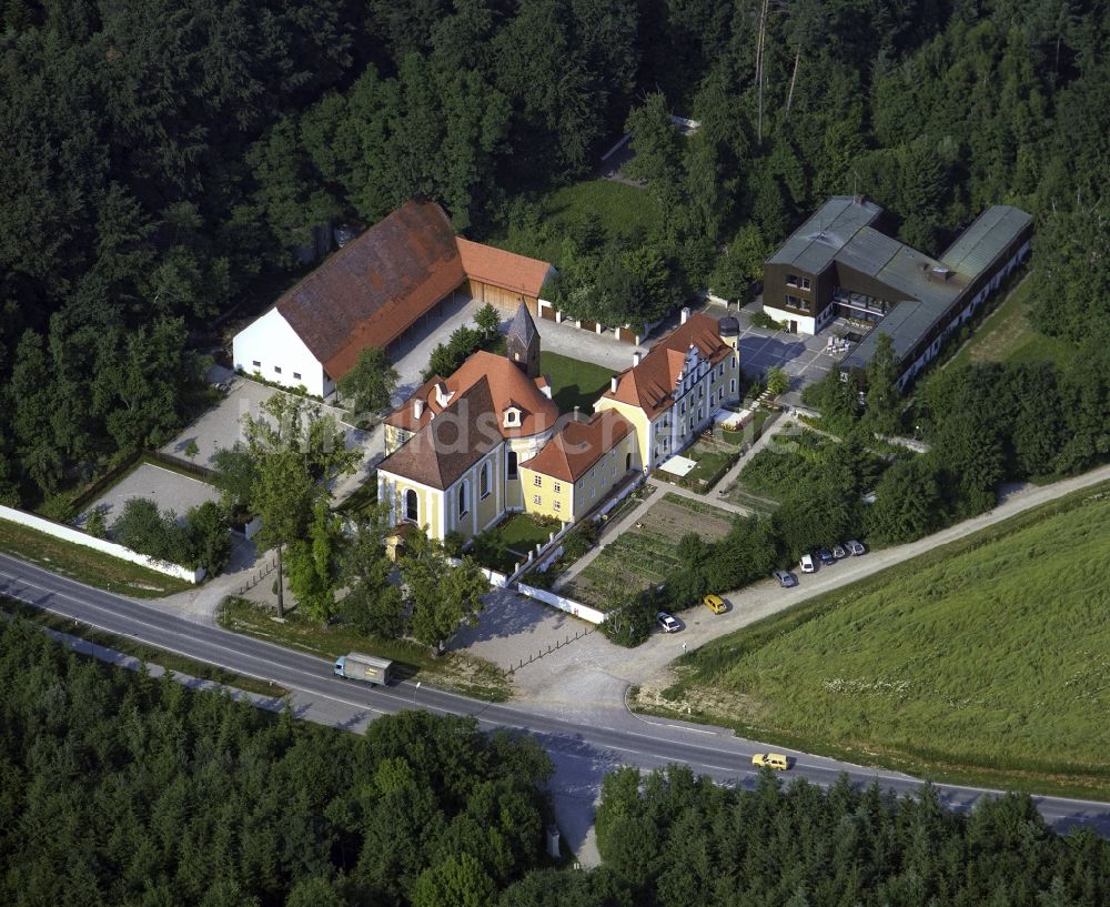 Luftaufnahme Freising - Kirchengebäude der Kapelle im Ortsteil Wies in Freising im Bundesland Bayern, Deutschland
