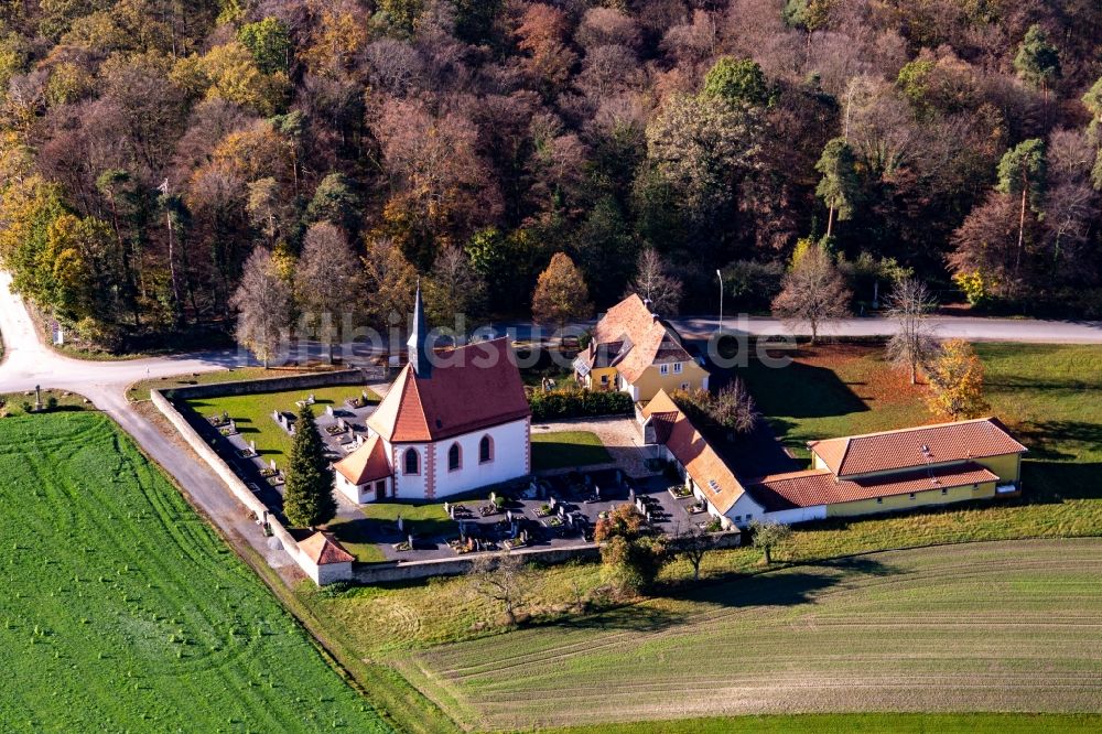 Ebrach aus der Vogelperspektive: Kirchengebäude der Kapelle St. Rochus in Ebrach im Bundesland Bayern, Deutschland