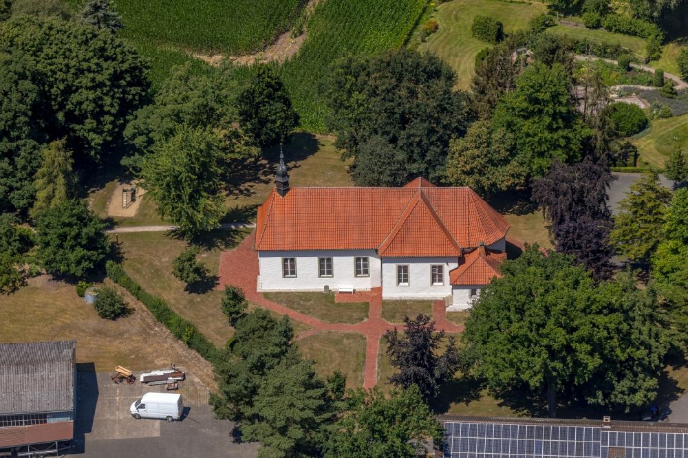 Luftaufnahme Wadersloh - Kirchengebäude der Kapelle in Wadersloh im Bundesland Nordrhein-Westfalen, Deutschland