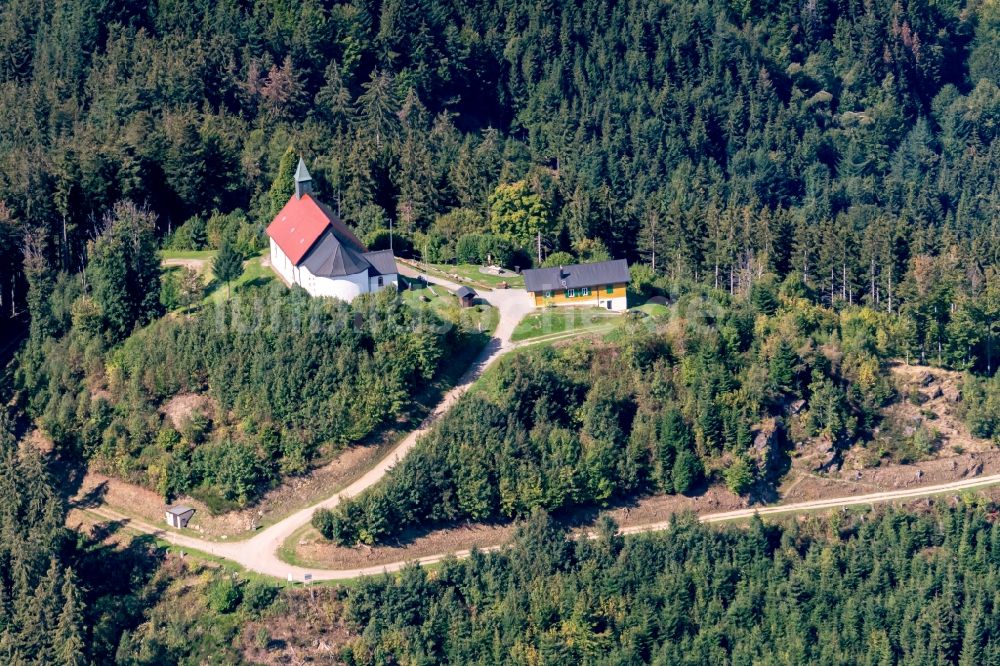Luftaufnahme Winden im Elztal - Kirchengebäude der Kapelle in Winden im Elztal im Bundesland Baden-Württemberg, Deutschland