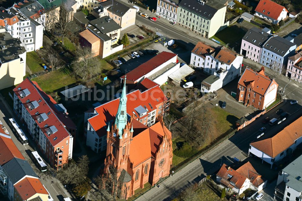 Luftbild Bernau - Kirchengebäude der kath. Herz-Jesu-Kirche in Bernau im Bundesland Brandenburg