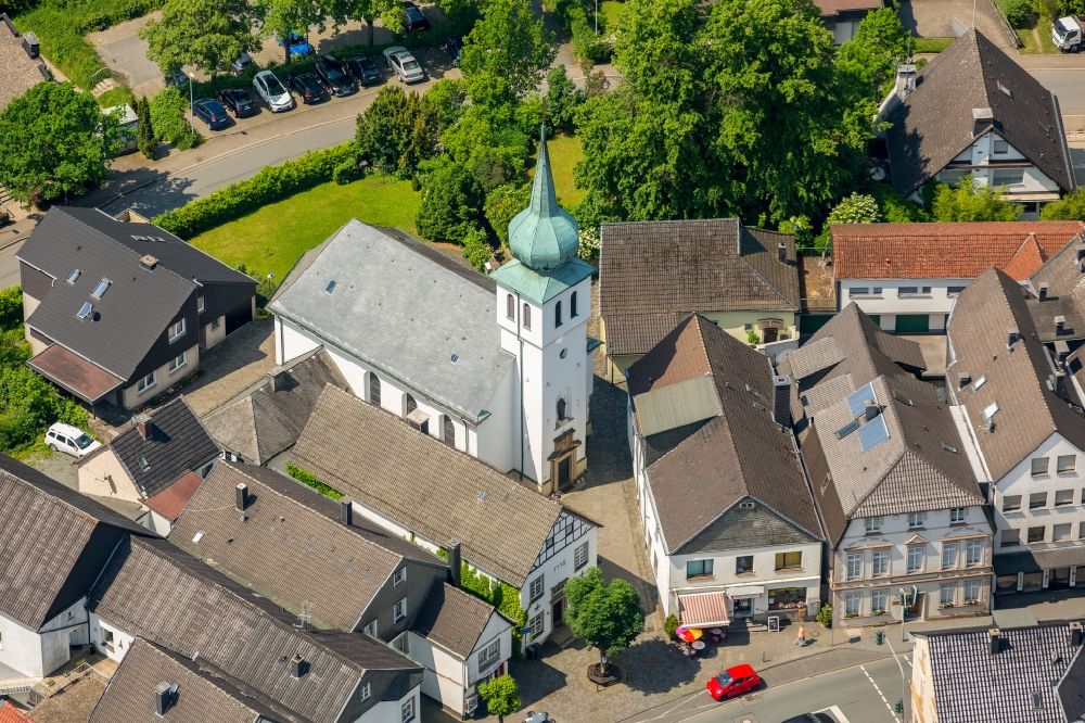 Breckerfeld von oben - Kirchengebäude kath. St. Jakobuskirche in Breckerfeld im Bundesland Nordrhein-Westfalen, Deutschland
