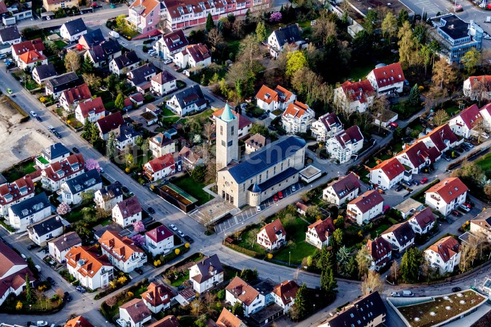 Leonberg aus der Vogelperspektive: Kirchengebäude der Kath. Kirche St. Johannes in Leonberg im Bundesland Baden-Württemberg, Deutschland