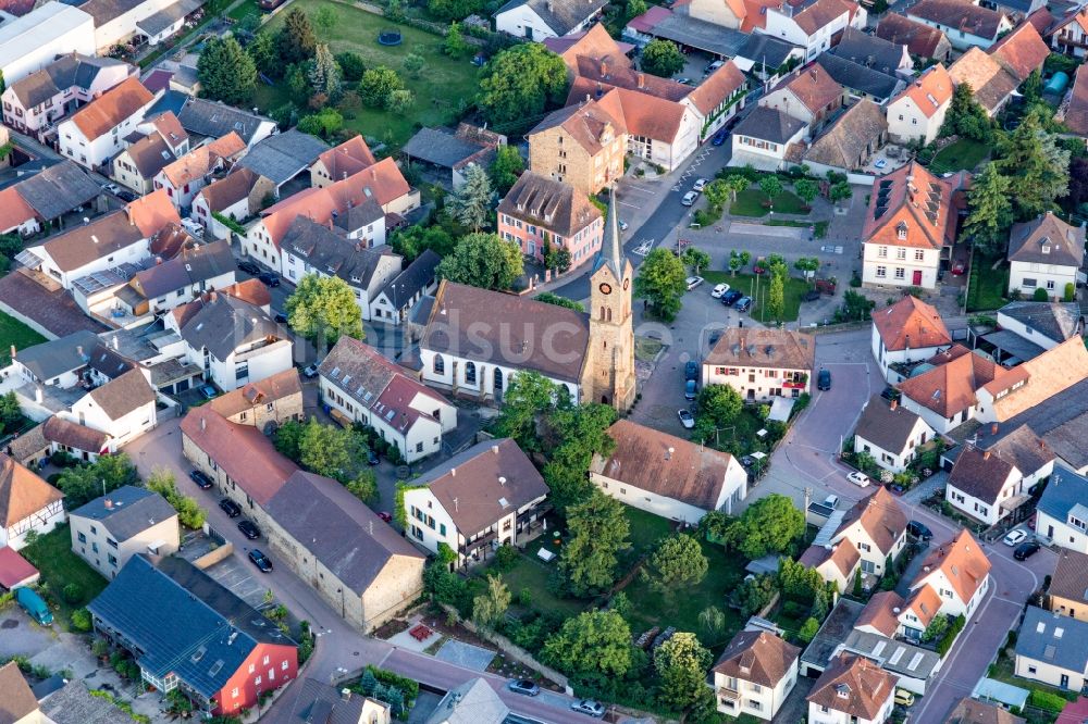 Luftbild Ruppertsberg - Kirchengebäude der Kath. Kirche St. Martin in der Dorfmitte in Ruppertsberg im Bundesland Rheinland-Pfalz, Deutschland