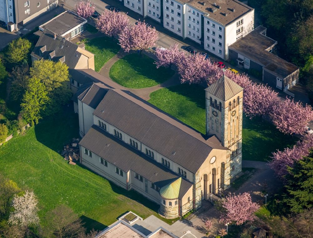 Luftbild Duisburg - Kirchengebäude der Kath. Kirchengemeinde St. Josef in Duisburg im Bundesland Nordrhein-Westfalen, Deutschland